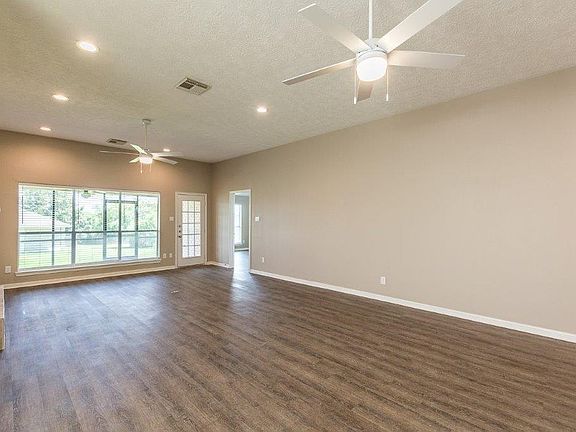 5th image of 102 Cove Pl