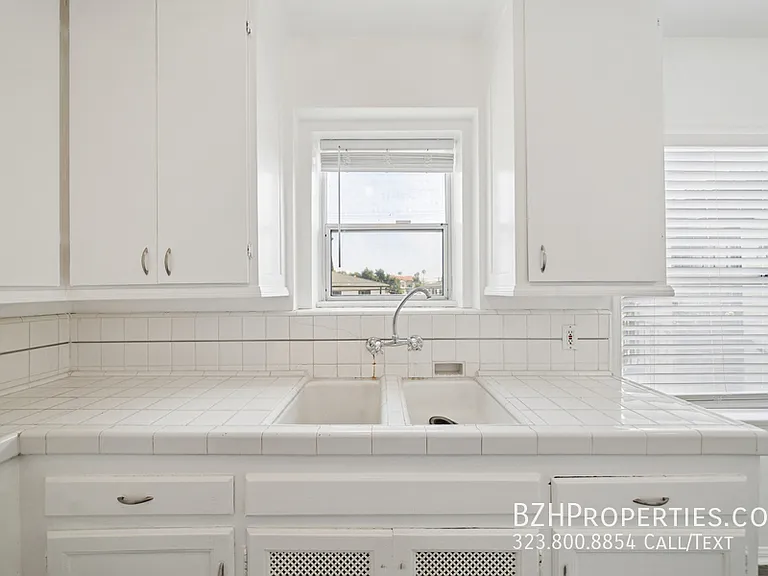 1402 1/2 N Mansfield Ave #1402-1/2 — Photo 6