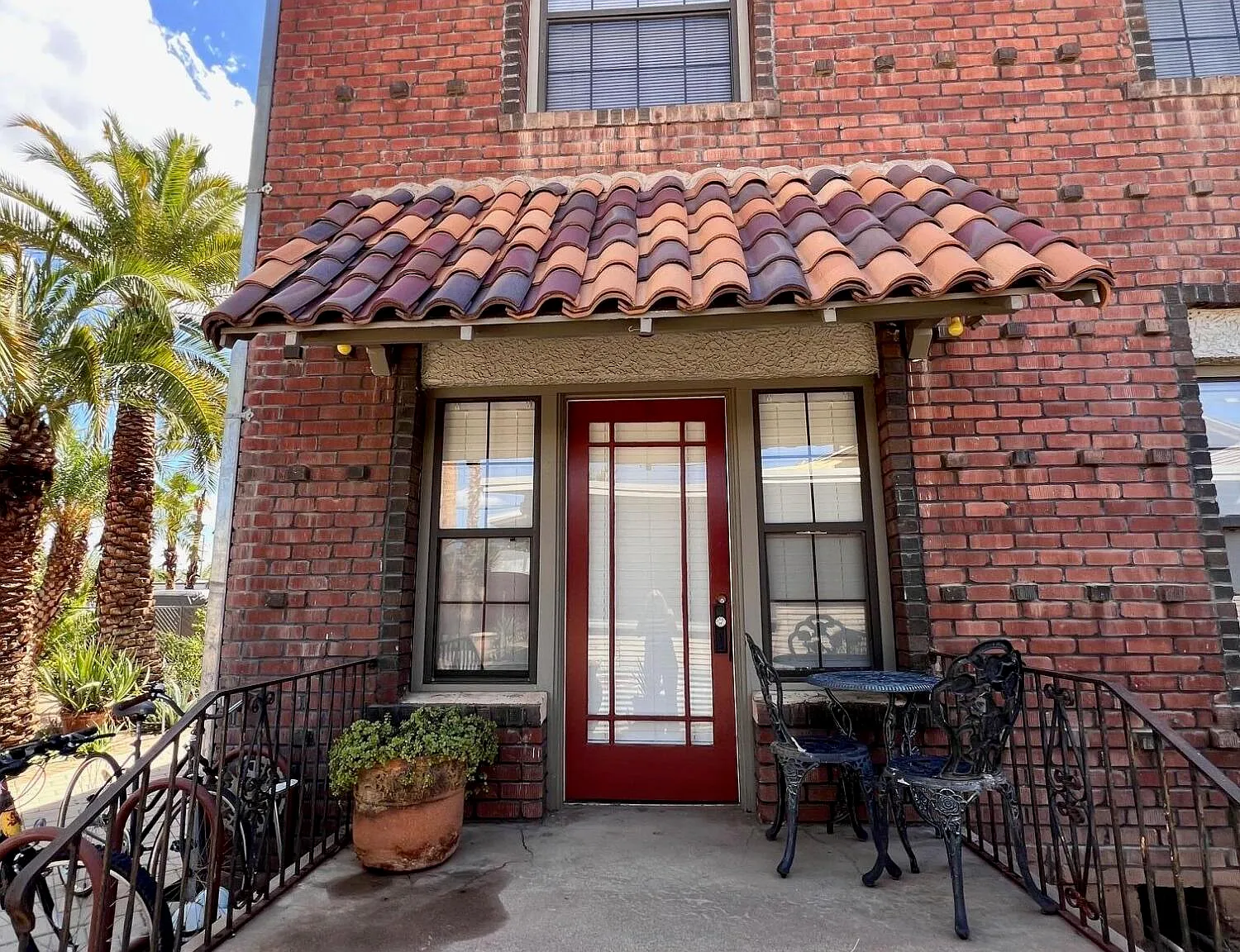 902 E Palm Ln — Photo 1