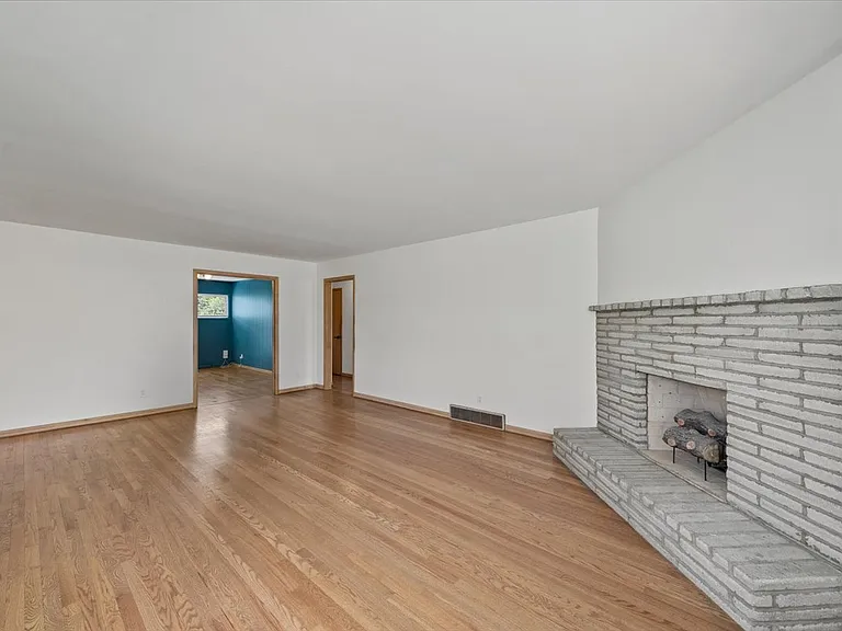 840 E 82nd St — Photo 5