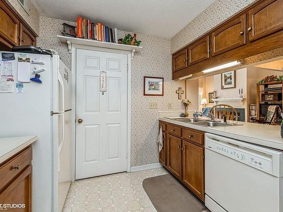 5th image of 27 A Park Village Ln #A