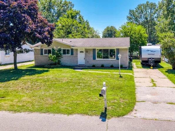 1113 Summer St, Algonac, MI 48001