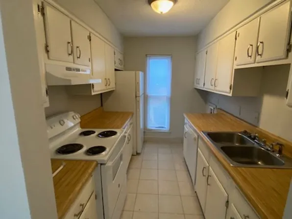 Spacious 2 bedroom , 1 bath - Just 8 minutes from the University of South Carolina!, 530 Deerwood St APT C2, Columbia, SC 29205