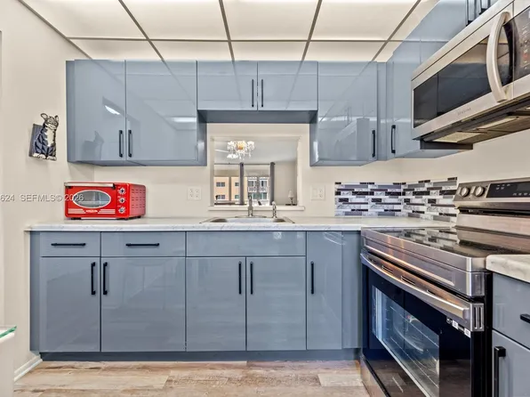 421 NE 14th Ave APT 405, Hallandale, FL 33009