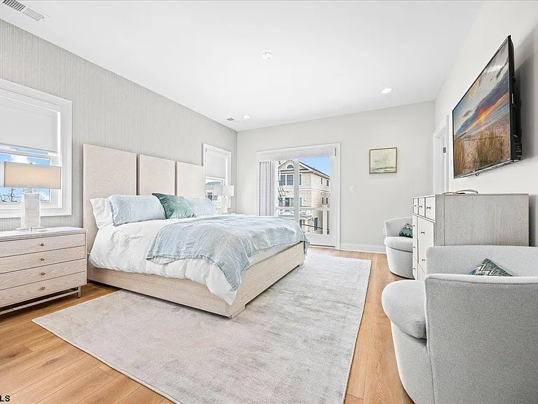 208 N Surrey Ave — Photo 13