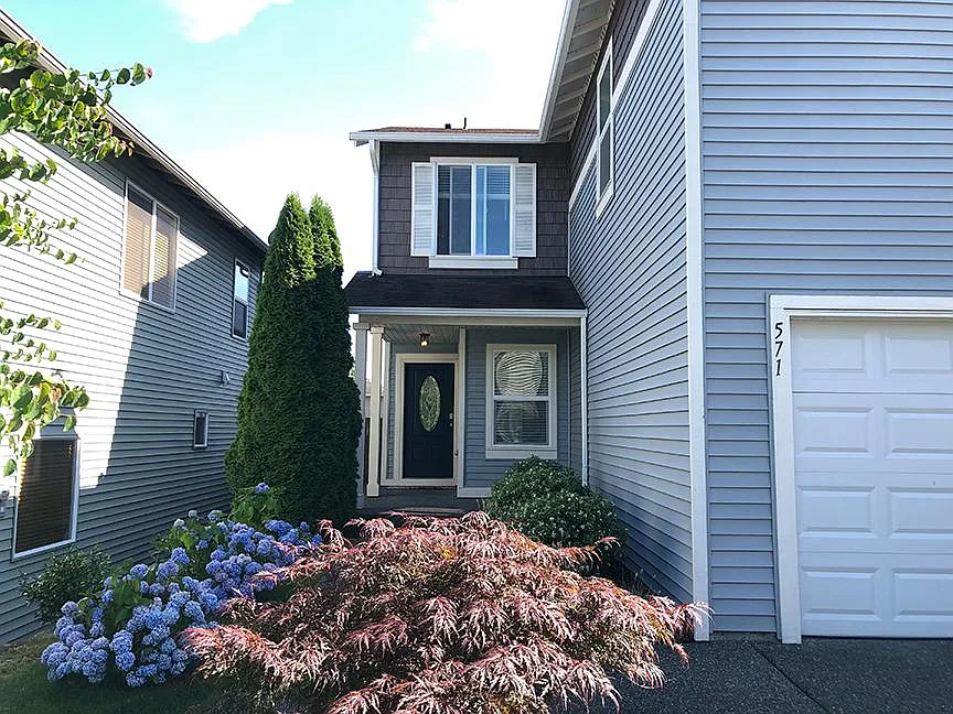 4 bed, 2.5 bath, 2360 sqft, $900 — Photo 1