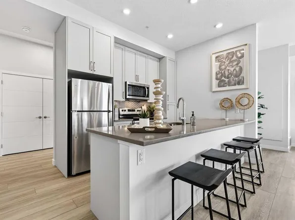 255 W Les Jardins Park SE #101, Calgary, AB T2C 5W9