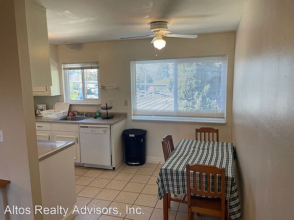 4th image of 935 Pomeroy Ave #18