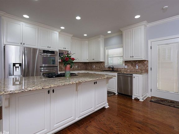 4th image of 46 Pine Manor Dr
