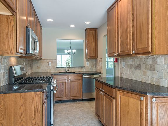 5th image of 37 Spruce Hill Ct #1217