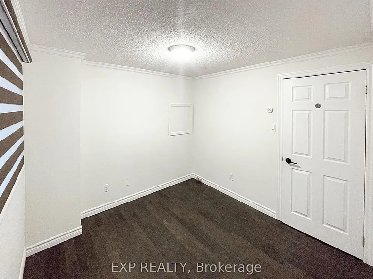 551 Hayward Cres #UPPER — Photo 4