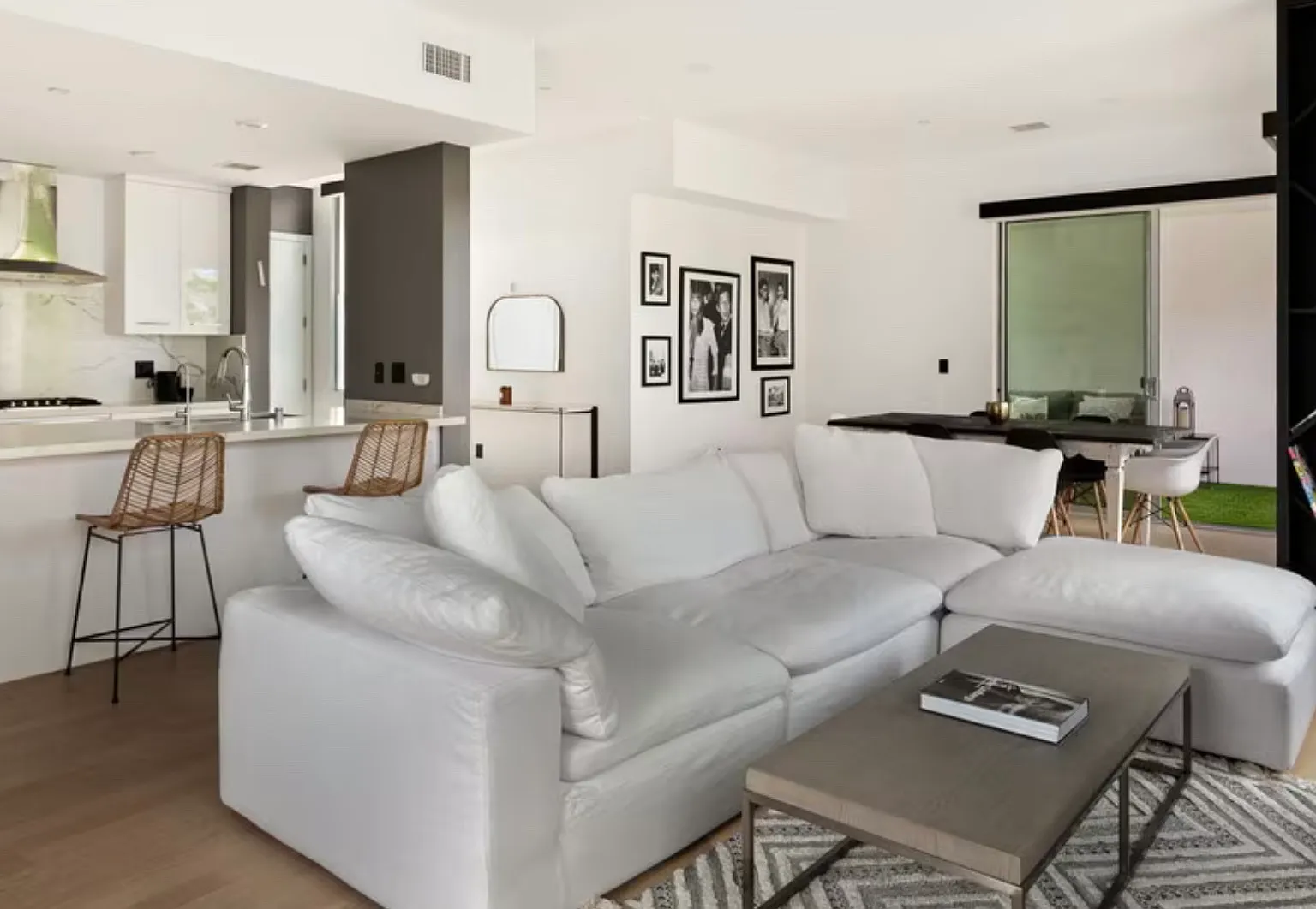 2 bed, 2.5 bath, 1800 sqft, $7,900 — Photo 3