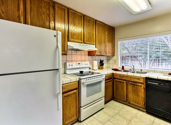 3rd image of 5893 Moraga Ave