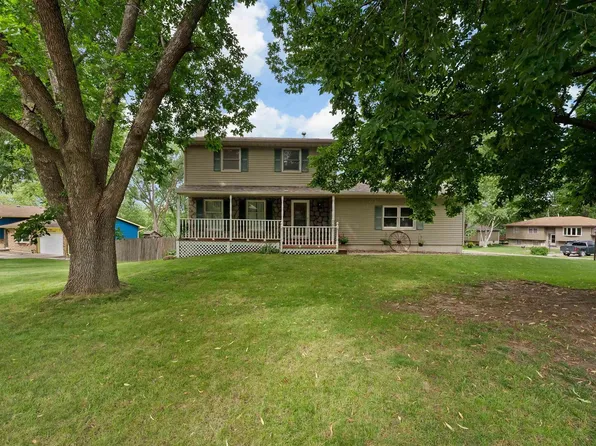 112 Park Lane Cir, Eldridge, IA 52748