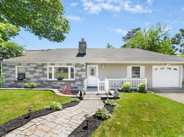 18 Overlook Dr, Rockaway Boro, NJ 07866