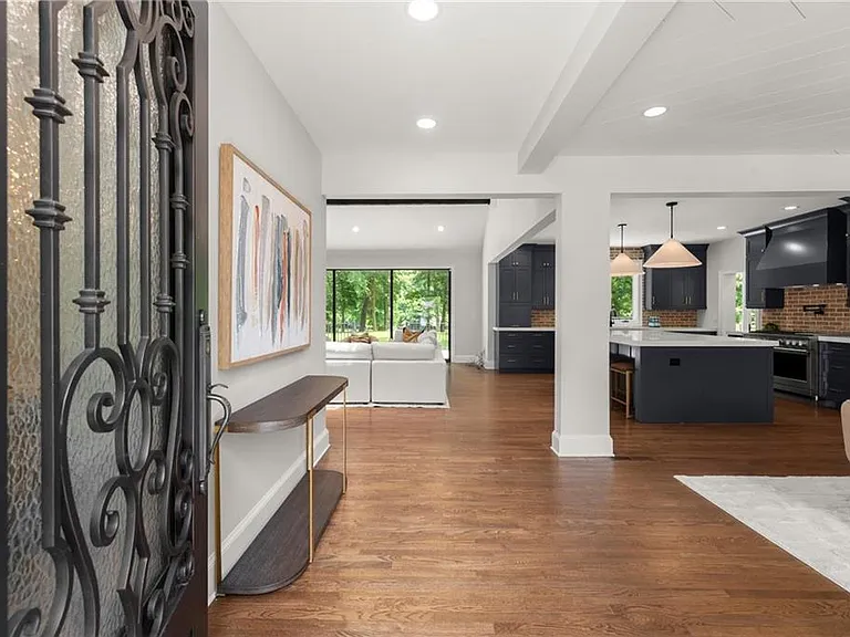 4562 Columns Dr SE — Photo 4
