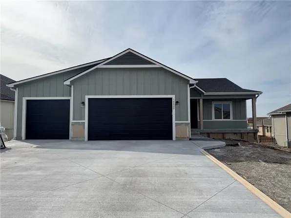 18820 Weaver St, Spring Hill, KS 66083