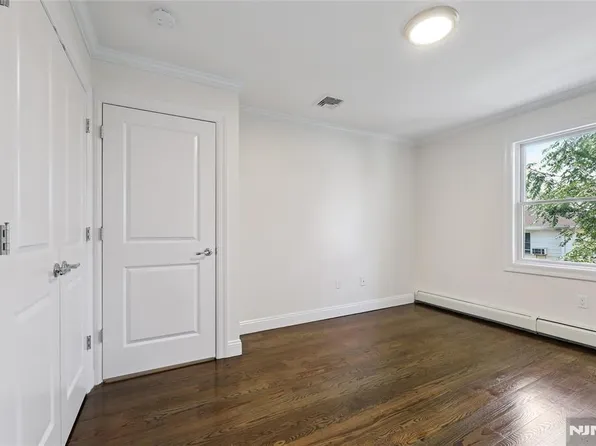 284 Knox Avenue image 7 of 12