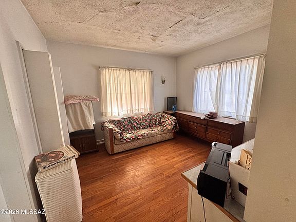 2nd image of 2328 E Hawthorne St
