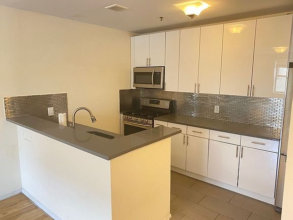2nd image of 318 Warren St APT B4