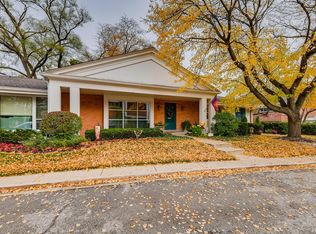 701 Carriage Hill Dr #0, Glenview, IL 60025