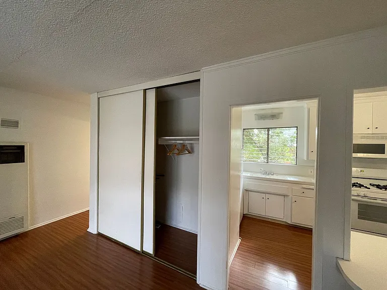 1152-1154 Poinsettia Place — Photo 9