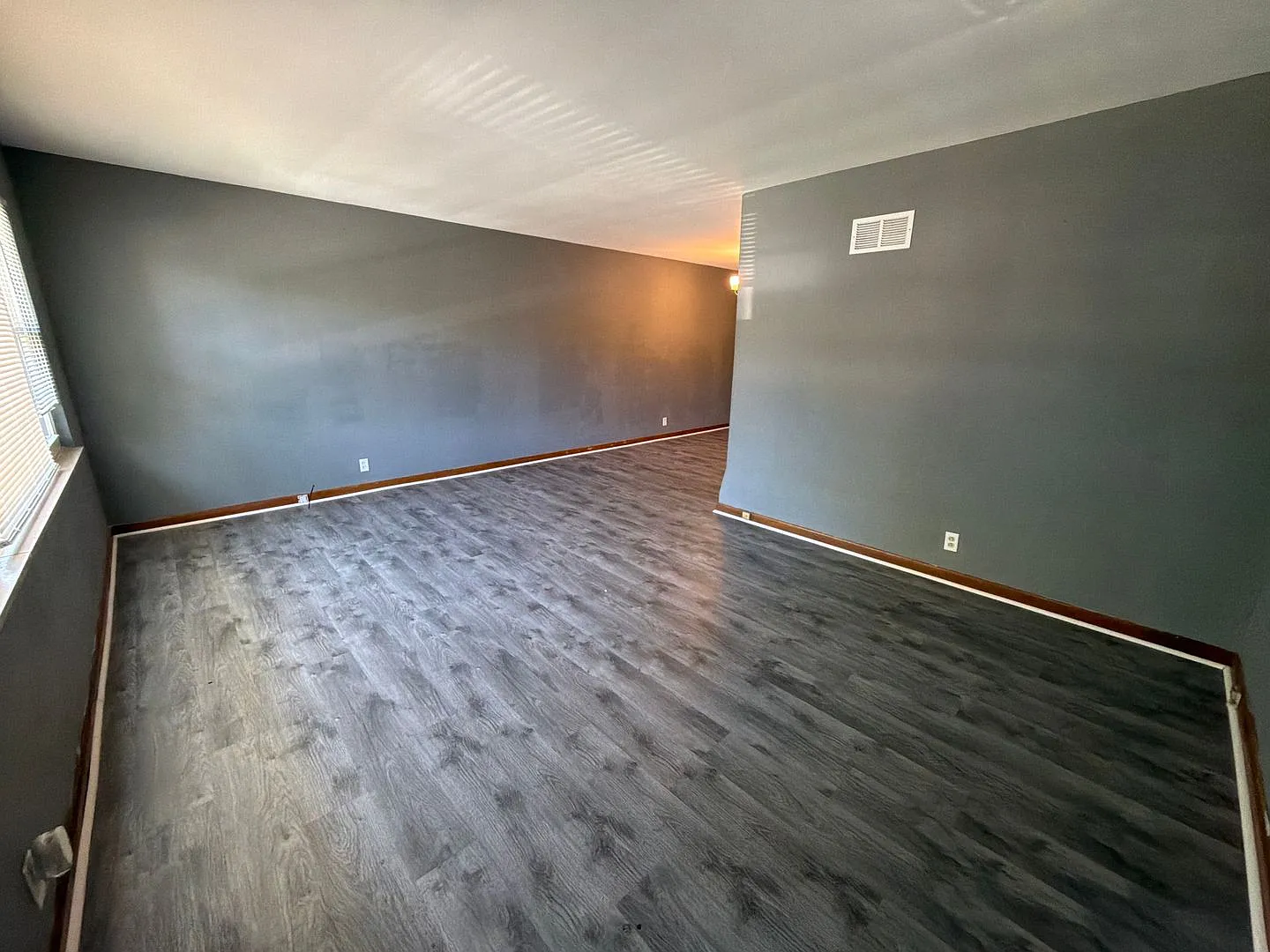 Charming 2-Bedroom First-Floor Apartment with Basement — Photo 2