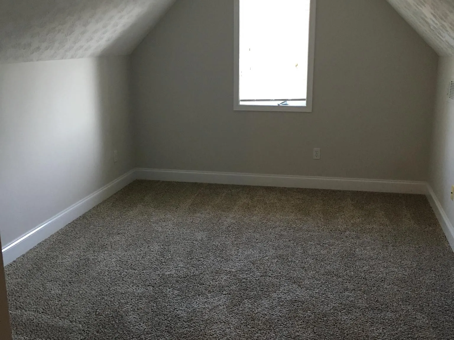 4 bed, 2071 sqft, $2,200 — Photo 2