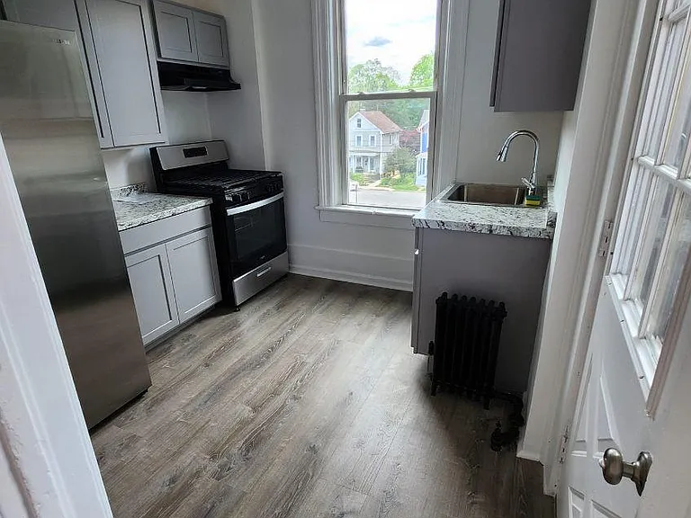 457 Main St #4 — Photo 3