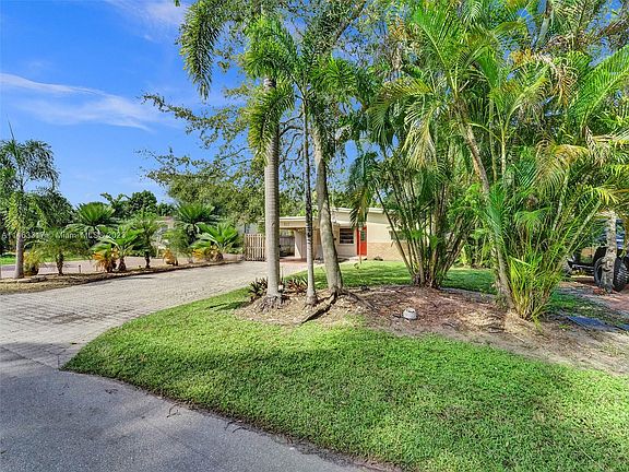 4th image of 517 SW 12th Ct