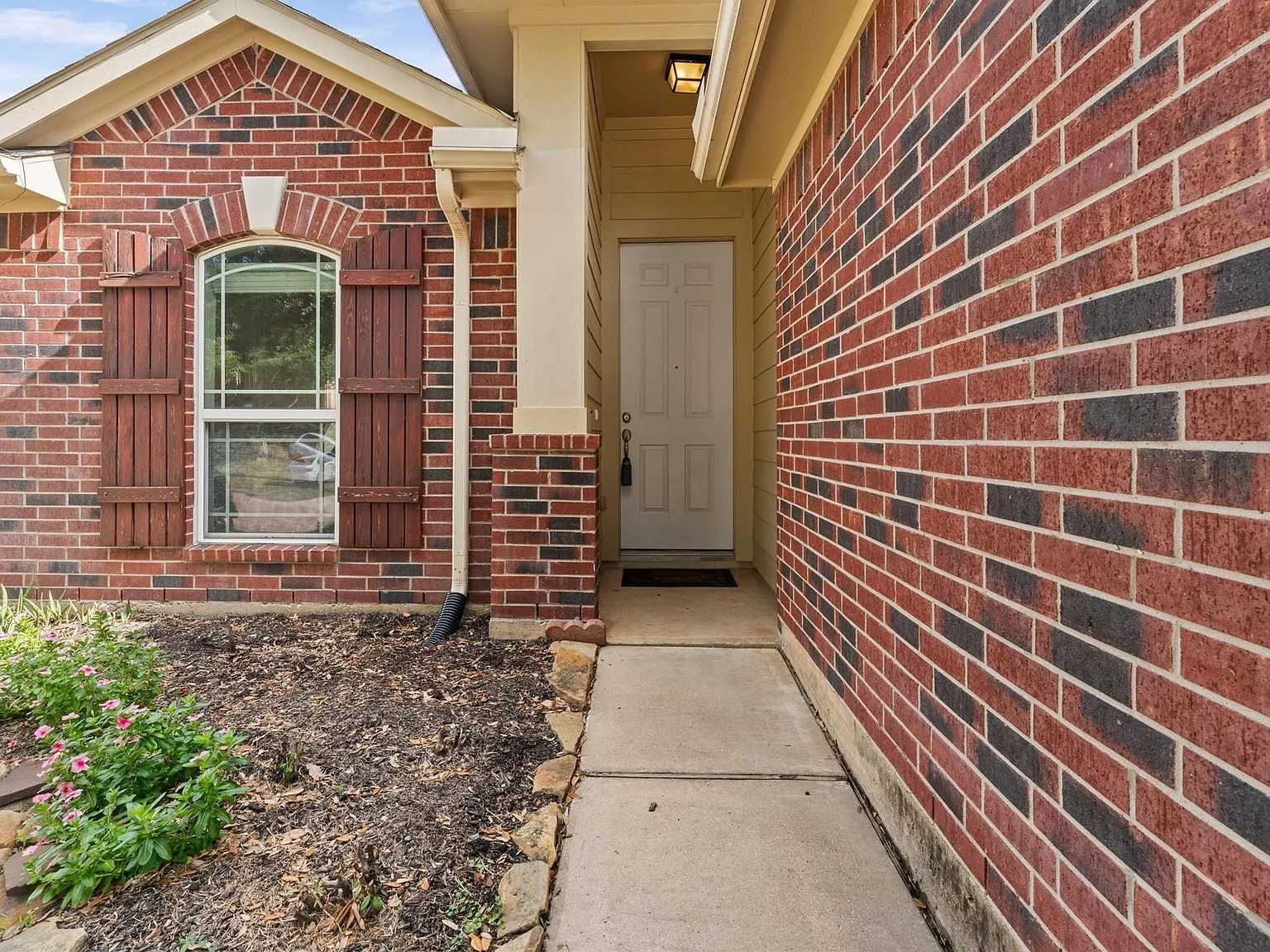 3 bed, 2.0 bath, 1948 sqft, $2,050 — Photo 2