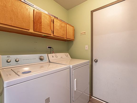 4th image of 255 Ashbury Ln W