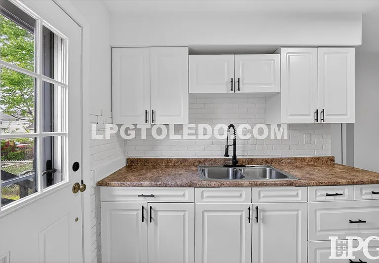 921 Berry St — Photo 12