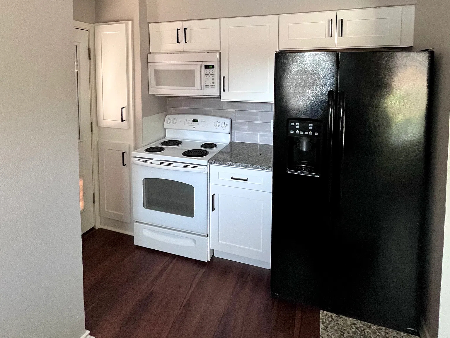 2 bed, 990 sqft, $1,725 — Photo 2