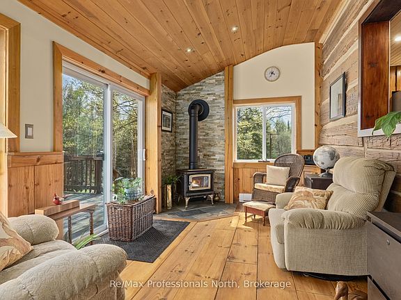 5th image of 3569 Chetwynd Rd