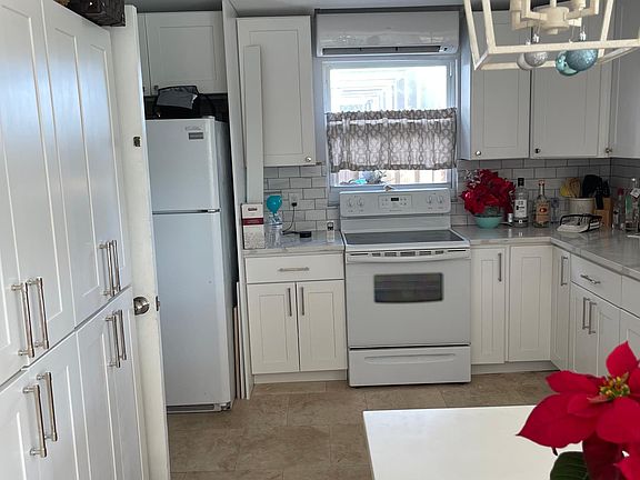 3rd image of 1360 Chesapeake Ave Floor 2