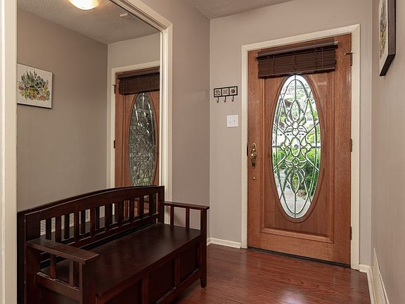 5th image of 14 Marguerite Dr