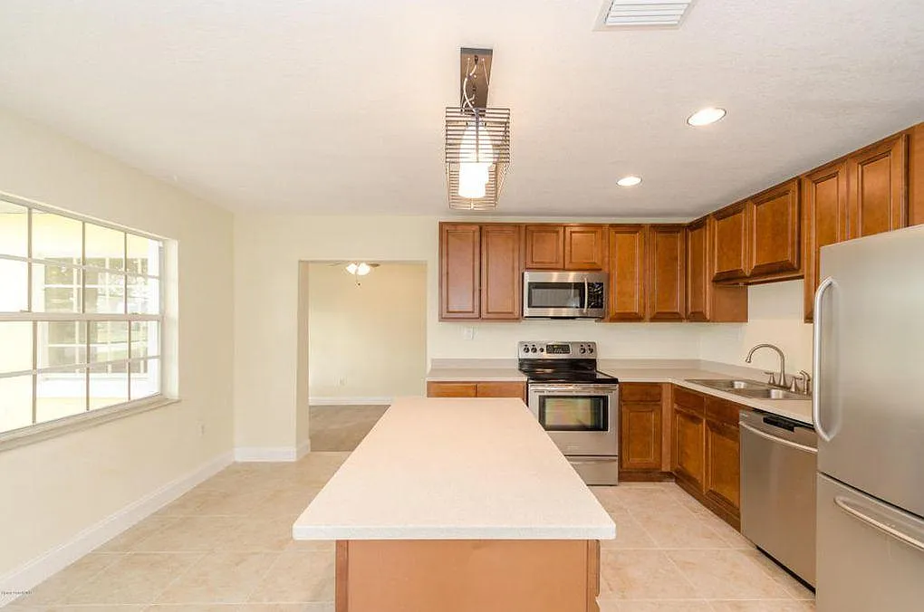 3 bed, 1106 sqft, $2,200 — Photo 2