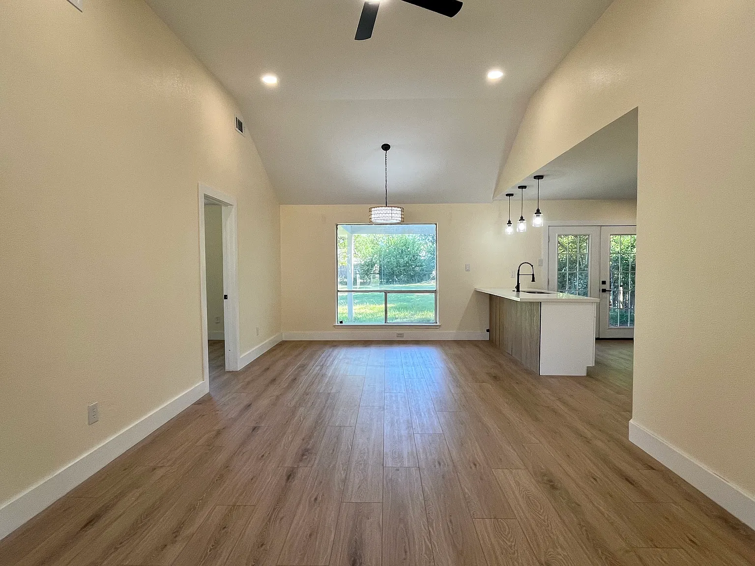 3 bed, 1076 sqft, $1,800 — Photo 4