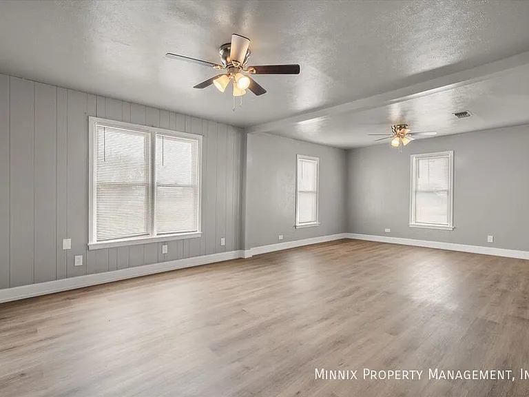 1302 Avenue E #1 — Photo 16