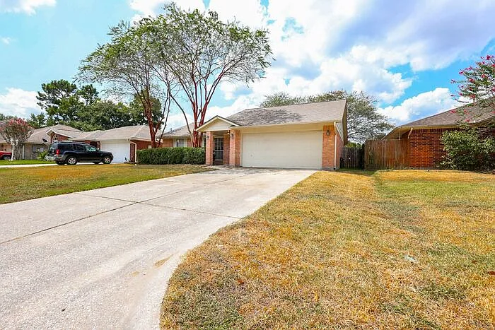 2306 Old Oak Ln