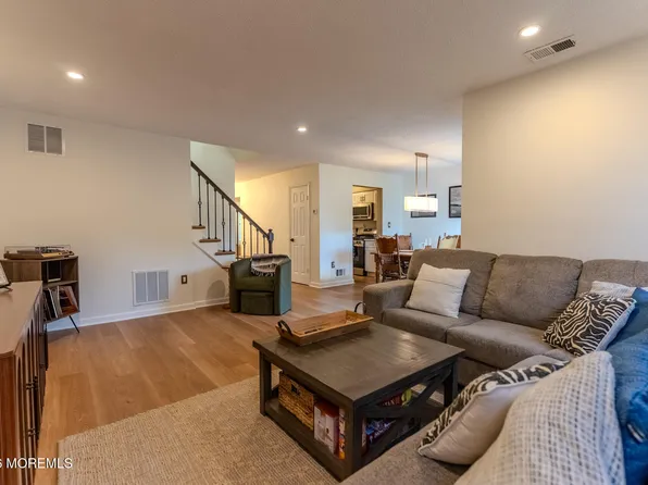 33 Farragut Square, Freehold, NJ 07728