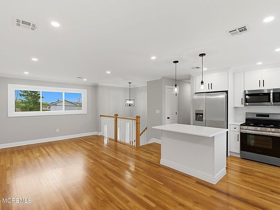 5th image of 1043 Bell Street