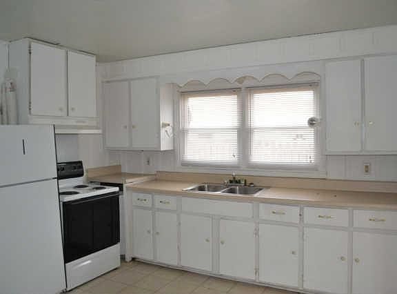 3rd image of 323 Carman Ave
