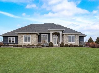 9740 Stonegate Rd, Cedarburg, WI 53012