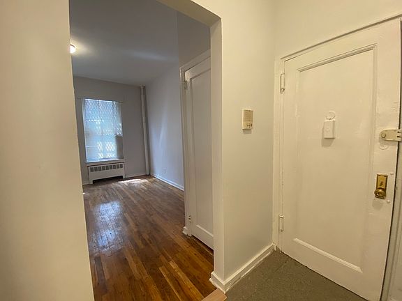 4th image of 403 W 44th St #1B