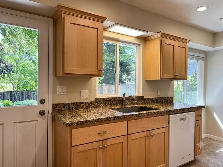 656 Evelyn Ct — Photo 8