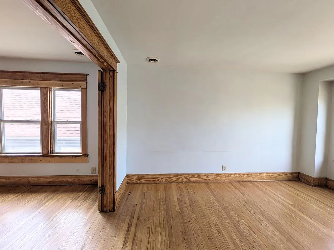 3 bed, 1.0 bath, 1055 sqft, $1,400 — Photo 4