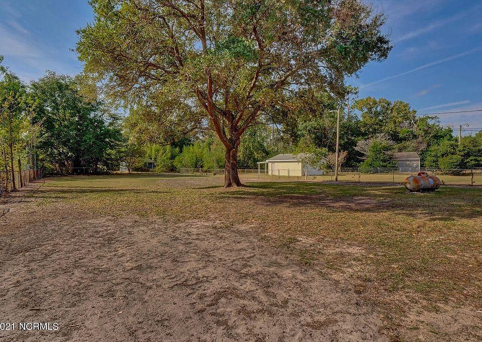 Perfect backyard for a family or pets!
