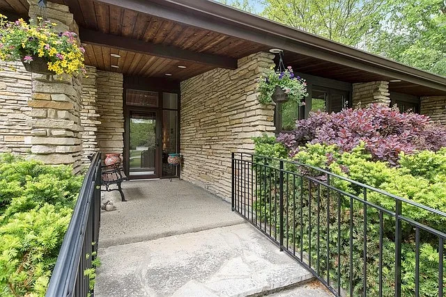 555 Park Ave photo 1